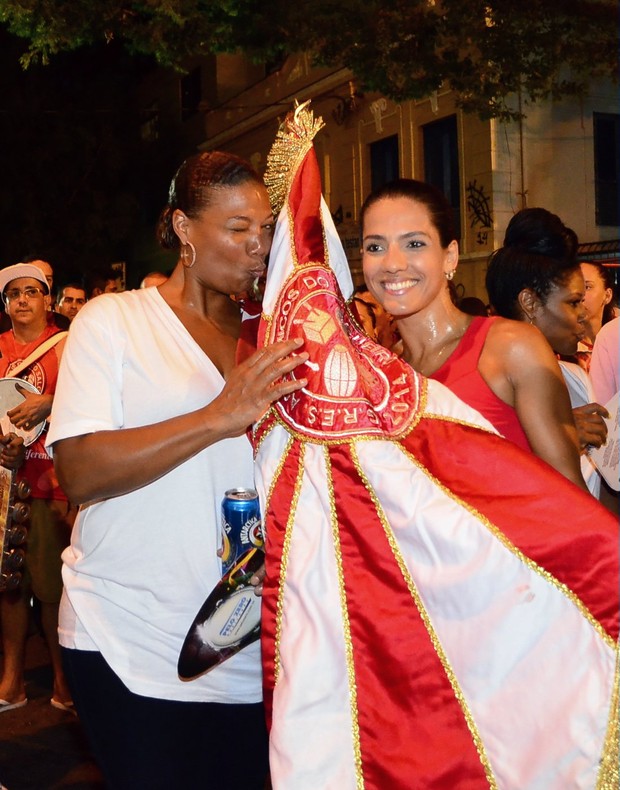 Queen Latifah e Xande de Pilares em ensaio de rua do Salgueiro na Zona Norte do Rio (Foto: Henrique Oliveira / Ag. News)