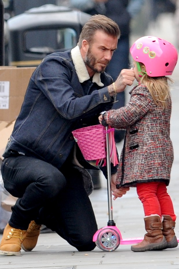 David Beckham e sua filha Harper (Foto: AKM-GSI/Agencia)