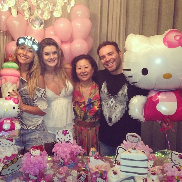 Sabrina Sato, Mirella Santos, Dona Kika e Matheus Massafera no aniversário da apresentadora em São Paulo (Foto: Instagram/ Reprodução)