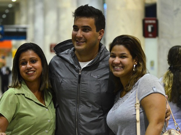 André Marques com fãs em aeroporto no Rio (Foto: Willian Oda/ Ag. News)