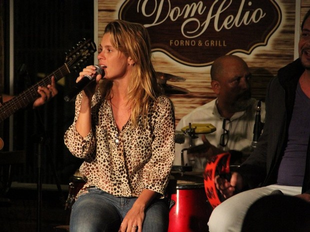 Carolina Dieckmann canta em restaurante no Rio (Foto: Marcus Pavão/ Ag. News)