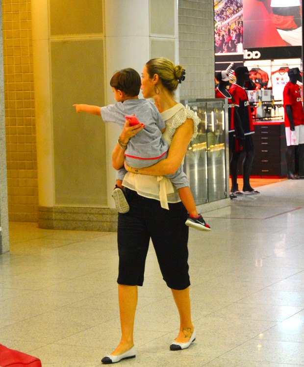Luana Piovani com o filho no aeroporto (Foto: William Oda / AgNews)