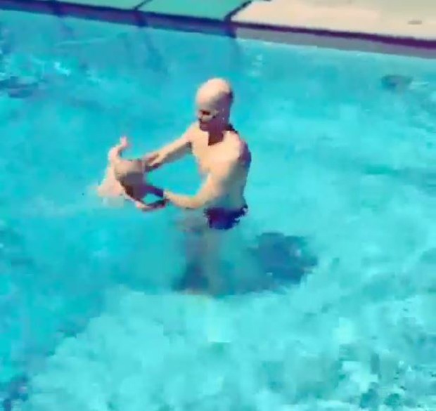  Fernando Scherer brincando com a filha na piscina (Foto: Instagram / Reprodução)