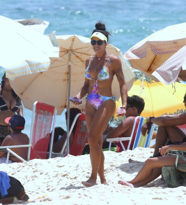 Aline Riscado na Praia da Macumba no Rio (Foto: AgNews / AgNews)