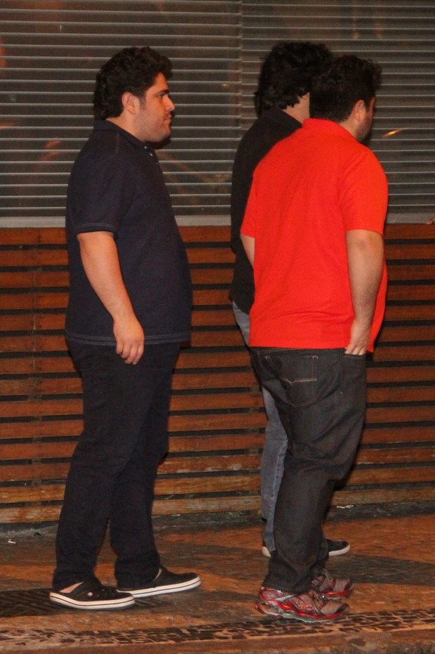 César Menotti deixa restaurante com irmão, Fabiano (Foto: Rodrigo dos Anjos/Ag News)