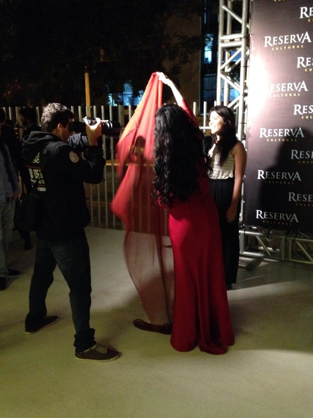 Sônia Braga usa vestido vermelho (Foto: Rafael Godinho)