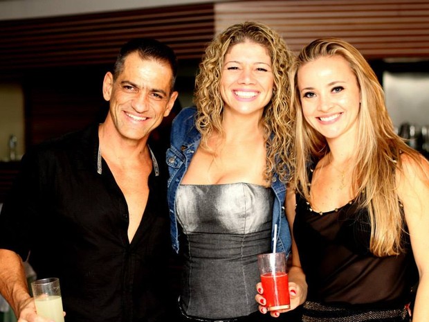 A ex-paquita com o casal Rafaella e Vinicios (Foto: Pablo Amora Assessoria de Imprensa)