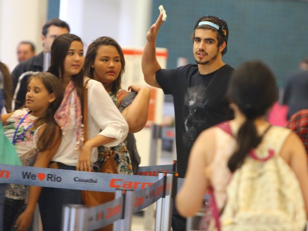 Caio Castro no aeroporto (Foto: Marcello Sá Barretto / Agnews)