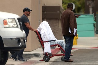 Amanda Bynes é levada de cadeira de rodas para ala psiquiátrica em hospital de Los Angeles, nos Estados Unidos (Foto: AKM-GSI Brasil/ Splash News)
