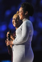 Grávida, Alicia Keys exibe barrigão em premiação na Escócia