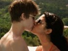 Justin Bieber posta foto antiga beijando Selena Gomez e fãs piram