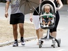 De folga, Eliana passeia com filho e marido no Rio