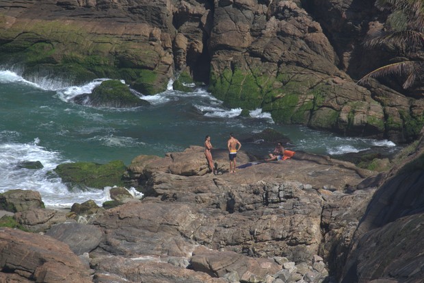 Cauã com a namorada na praia da Joatinga no Rio de Janeiro (Foto: AGNEWS )