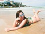De biquininho, ex-BBB Maria Claudia tira onda em praia da Austrália