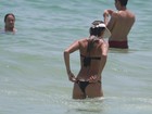 Deborah Secco curte praia e dá ajeitadinha em biquíni