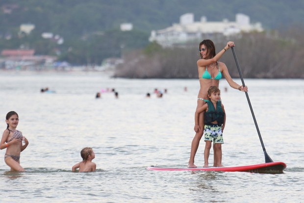 Alessandra Ambrosio Pratica Stundp Pudle com seus filhos (Foto: AgNews / AgNews)