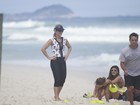 Flávia Alessandra se exercita com as filhas na praia
