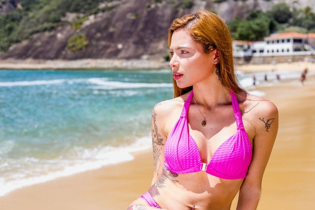 Gilliane Bonheur, do Musa do Brasil, mostra corpo tatuado na praia (Foto: Marco Antônio Perna / M2 Divulgação)