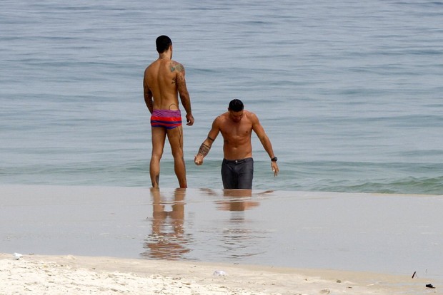 Felipe Titto e Yuri Fernandes na praia (Foto: Marcos Ferreira e Johnson Parraguez / Foto Rio News)