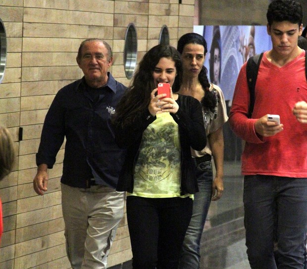 Renato Aragão passeia com a família em shopping do Rio (Foto: Marcus Pavão / AgNews)