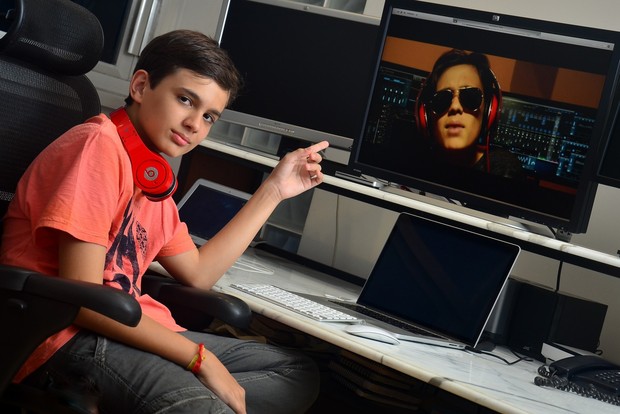 Max Lewis, o cantor de "Carioca Girls" (Foto: Roberto Teixeira / EGO)