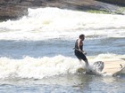 Leandro Hassum pratica stand up paddle em praia no Rio