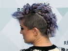 Kelly Osbourne inova e usa alfinetes em penteado