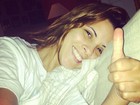 Renata Santos tranquiliza fãs: 'Na minha casa e sem dor'