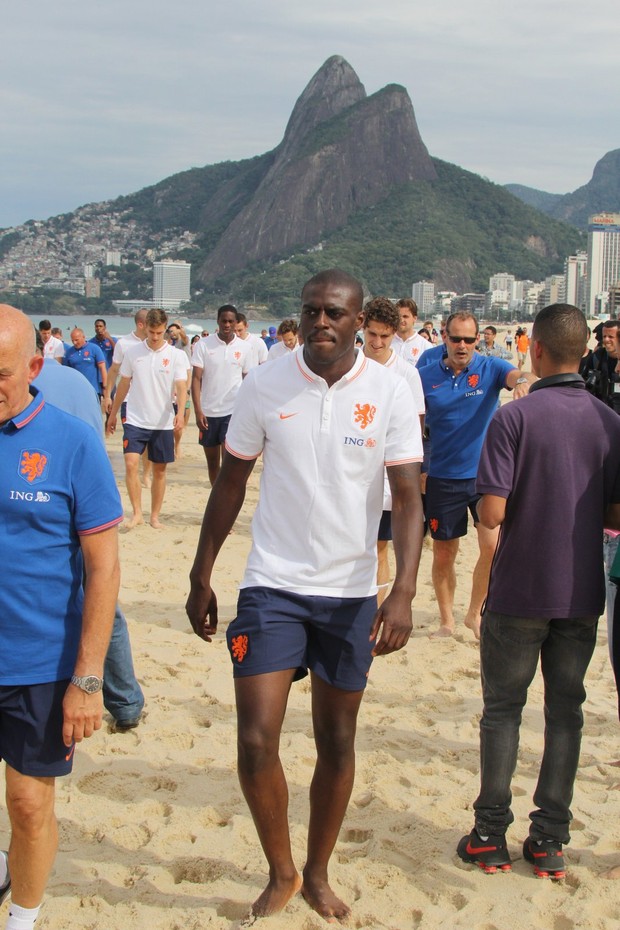 Jogadores da Holanda na Praia de Ipanema na Zona Sul do Rio de Janeiro (Foto: Delson Silva e J. Humberto/AgNews)