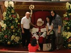 Lívian Aragão posa com o pai, Renato, e a mãe ao lado de Papai Noel