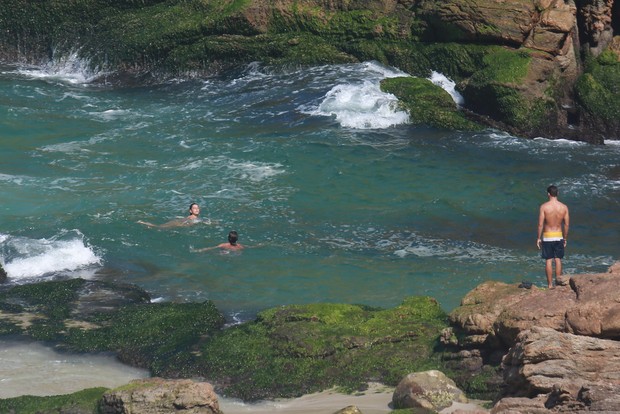 Cauã com a namorada na praia da Joatinga no Rio de Janeiro (Foto: AGNEWS )