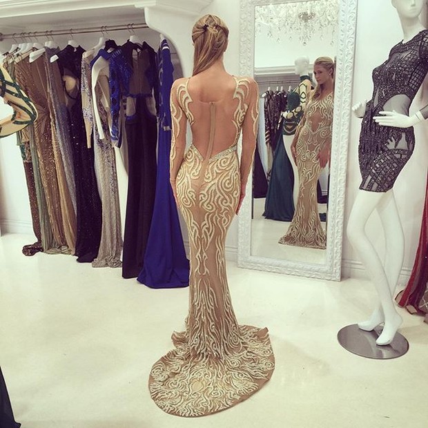 Paris Hilton experimenta vestido (Foto: Instagram/ Reprodução)