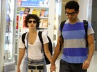 Maria Flor embarca com namorado no aeroporto Santos Dumont