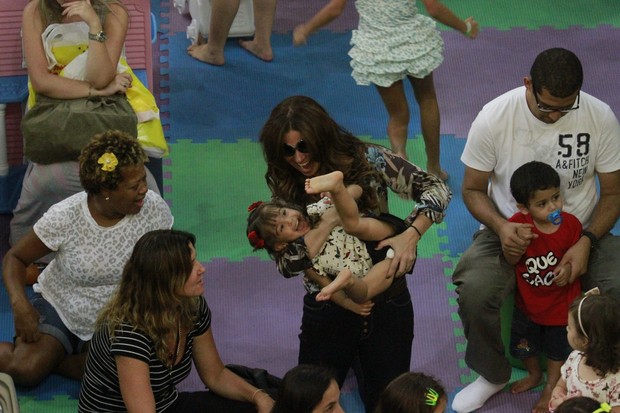 Giovanna Antonelli com as filhas em shopping do Rio (Foto: Dilson Silva / AgNews)