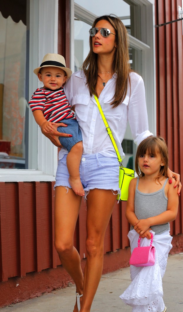 X17 - Alessandra Ambrósio com os filhos Anja e Noah em Los Angeles, nos Estados Unidos (Foto: X17/ Agência)