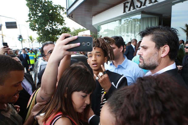 Jaden Smith tira foto com fãs (Foto: Dilson Silva/ AgNews)