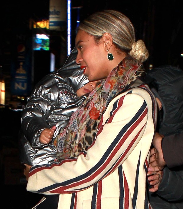 X17 - Beyoncé com a filha, Blue Ivy, em Nova York, nos Estados Unidos (Foto: X17online/ Agência)