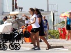 Mulher de Marcelo Serrado passeia com os filhos gêmeos na orla do Rio