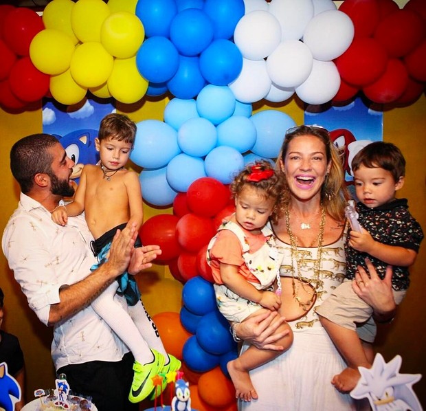 Luana Piovani com Pedro Scooby e os filhos (Foto: Reprodução / Instagram)