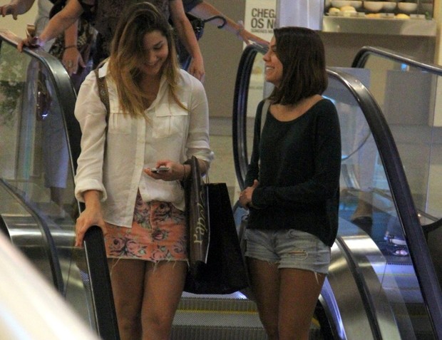 Sasha no shopping com amiga (Foto: Marcus Pavão / AgNews)