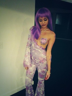 Miley Cyrus se fantasia de Lil’ Kim para festa de Halloween (Foto: Twitter/ Reprodução)