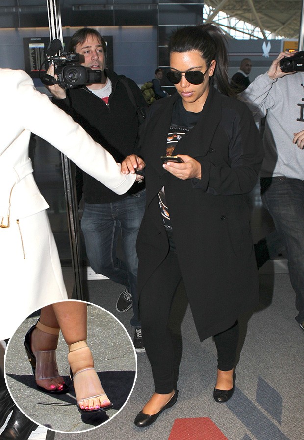 Kim Kardashian com sapatilhas - X17 (Foto: X17 / Agência)
