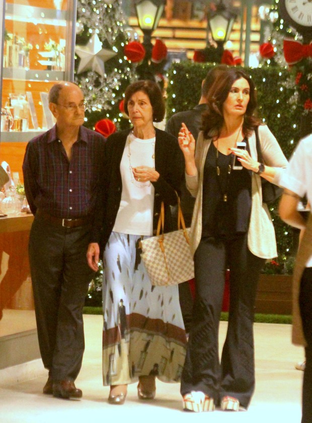 Fátima Bernardes e os pais em shopping (Foto: Agnews)
