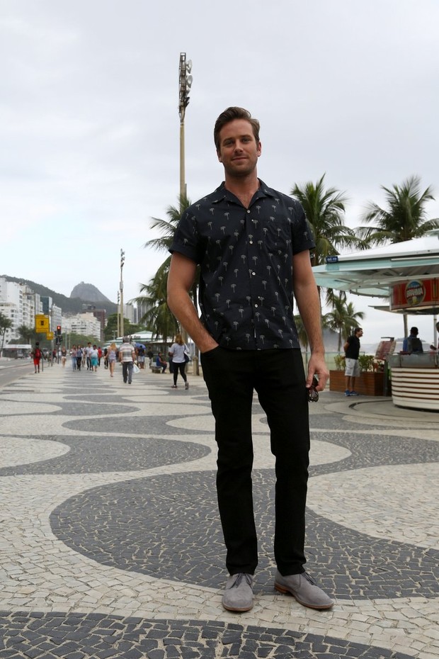 EGO - Henry Cavill, o Superman, visita Pão de Açúcar usando camisa