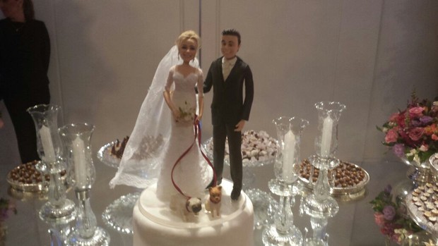 Detalhe dos bonecos do bolo: casamento de Rodrigo Scarpa e Gabi Baptista (Foto: EGO)