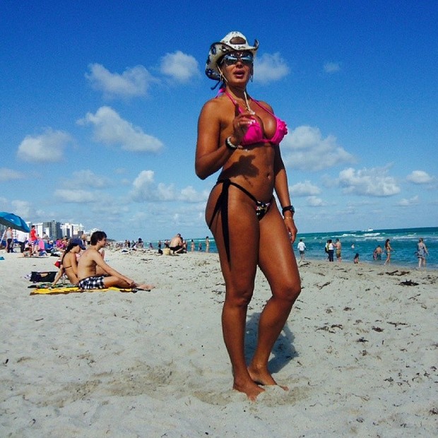 Ângela Bismarchi em praia em Miami, nos Estados Unidos (Foto: Instagram/ Reprodução)