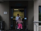 Andressa Urach é medicada e deixa hospital em cadeira de rodas