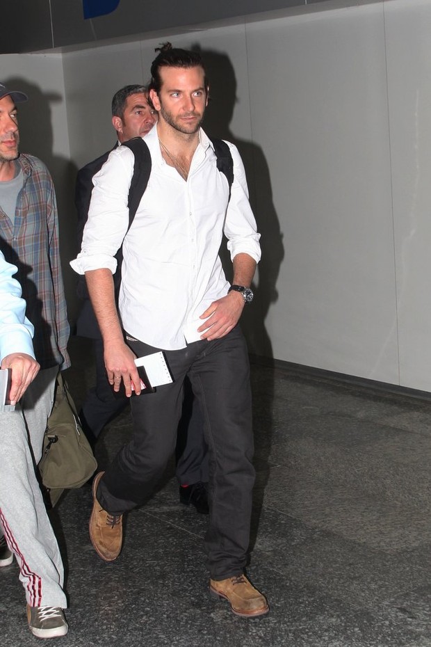 Bradley Cooper no aeroporto do Rio (Foto: Gabriel Rangel e Delson Silva/Ag News)