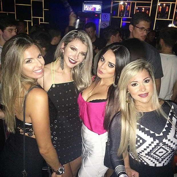 Ex-BBB Tatiele Polyana com amigas em show em São Paulo (Foto: Instagram/ Reprodução)