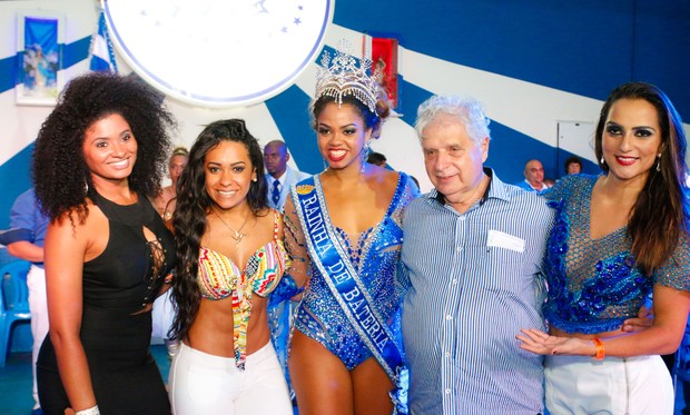 Bianca Monteiro, nova rainha de bateria da Portela, posa com o presidente Luis Carlos e outras beldades (Foto: Leo Cordeiro / Divulgação)